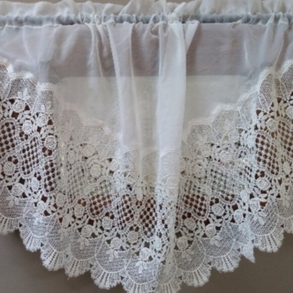 Vintage Single Center Sheer Off-White Lace Edged Swags x 10 ($2.50/curtain) - Picture 1 of 9